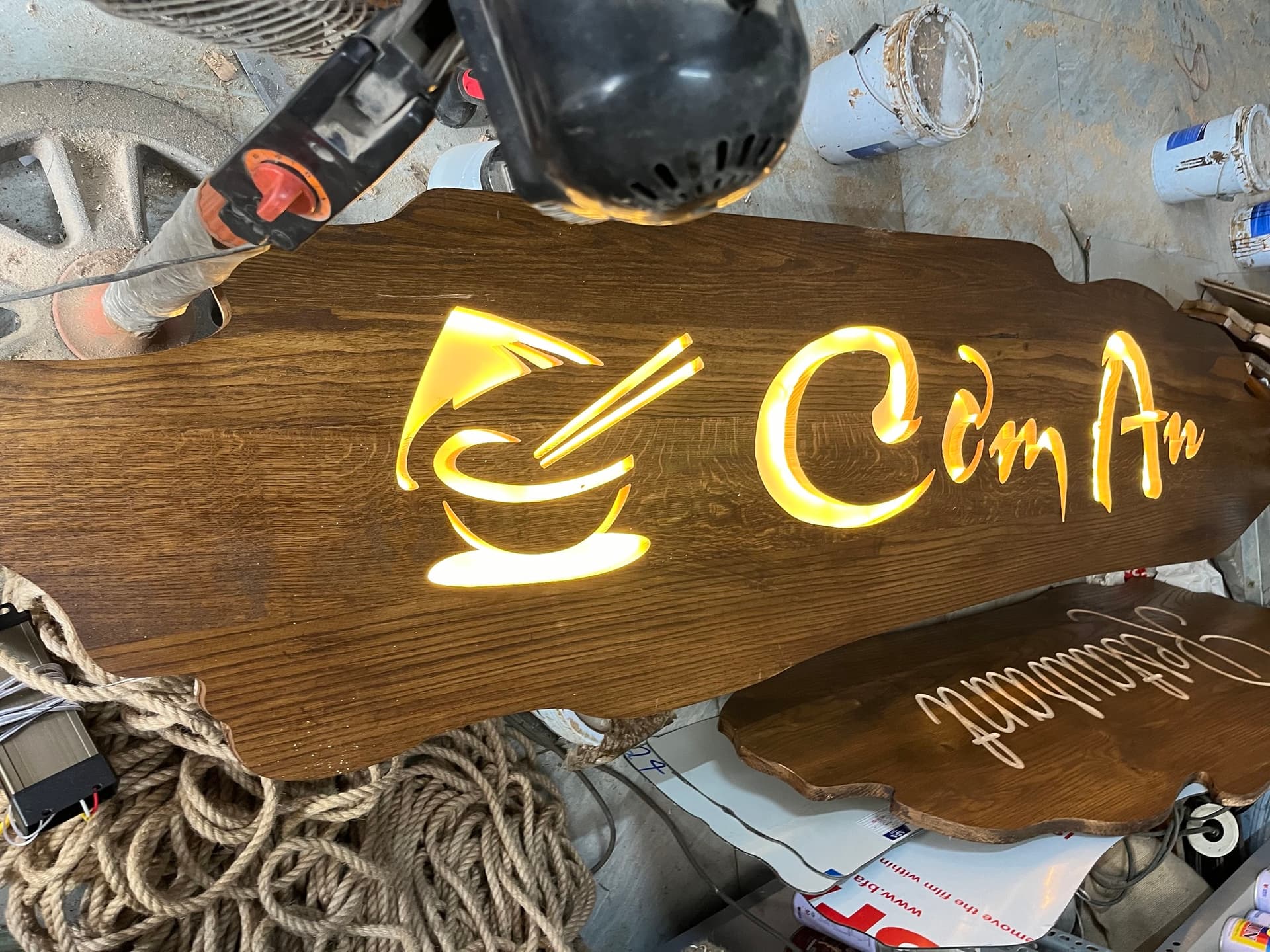 Bảng hiệu gỗ quán cơm