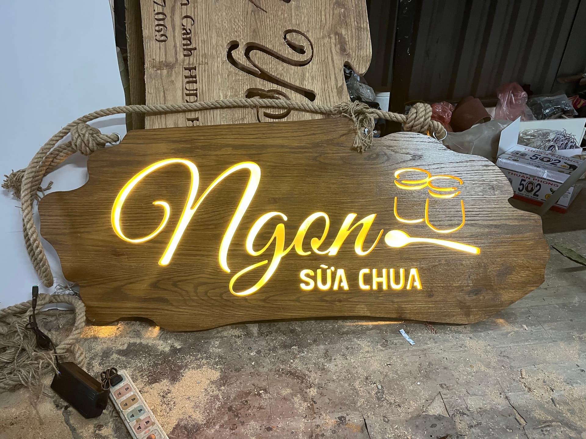Bảng hiệu gỗ sữa chua