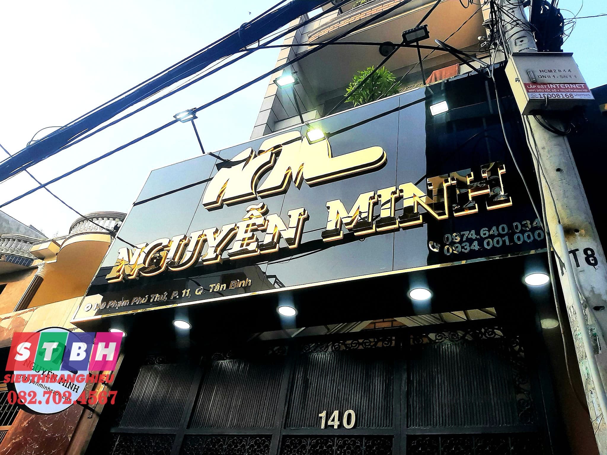 Bảng hiệu inox vàng gương hoặc inox xước mang phong cách sang trọng tại Quận 1