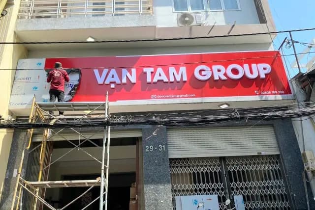 Toàn cảnh bảng hiệu Vạn Tâm Group mặt tiền tại Quận Tân Bình