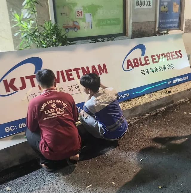 Kiểm tra bảng hiệu KJTT VIETNAM trước khi lắp