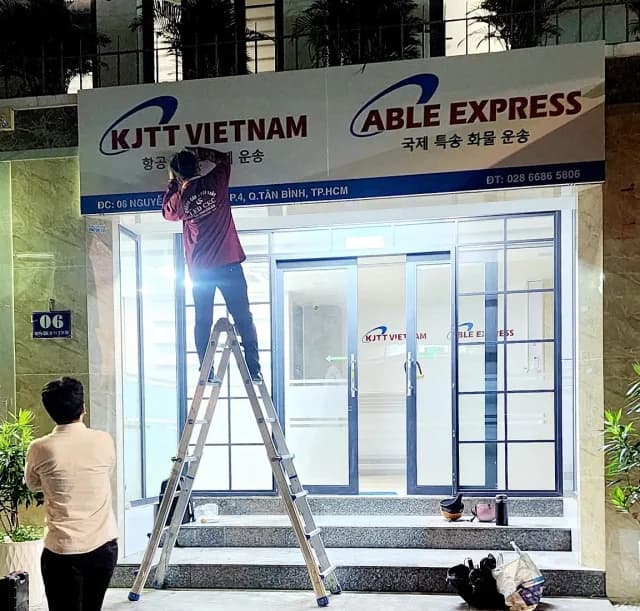 Thi công lắp đặt bảng hiệu KJTT VIETNAM tại Quận Tân Bình