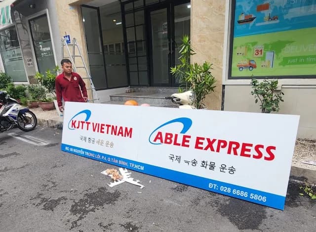 Chuẩn bị lắp đặt bảng hiệu KJTT VIETNAM tại Quận Tân Bình