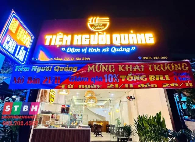 Bảng hiệu mica chữ nổi và hộp đèn mica tại Quận Tân Bình, ánh sáng dịu, dễ nhìn ban đêm