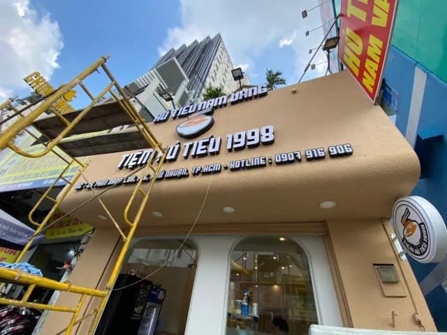 Quá trình thi công bảng hiệu tiệm hủ tiếu 1998 tại Quận Phú Nhuận