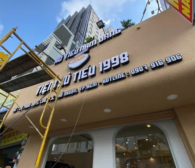 Lắp đặt hoàn thiện bộ chữ nổi mica hắt sáng nhẹ