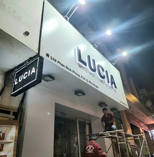 Bảng vẫy treo hông tại Phú Nhuận