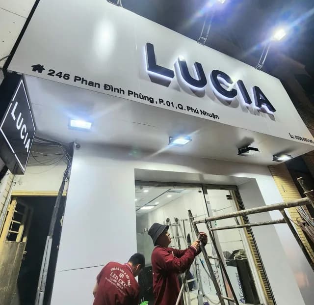 Chi tiết chữ nổi mica hắt sáng của bảng hiệu LUCIA
