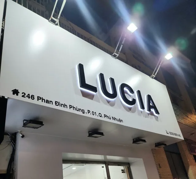 Bảng vẫy treo hông hỗ trợ nhận diện cửa hàng LUCIA từ xa
