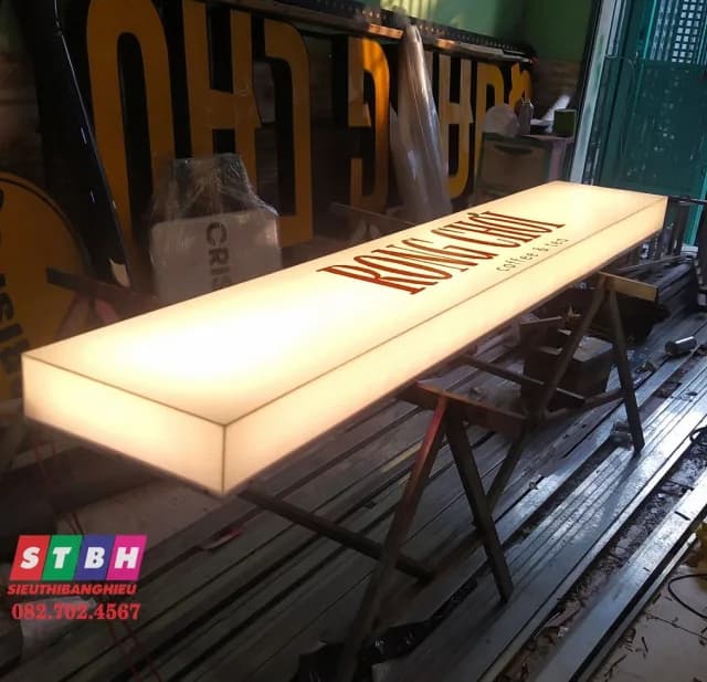 Bảng hiệu mica chữ nổi và hộp đèn quảng cáo tại Quận 1, ánh sáng đều và dễ nhìn ban đêm