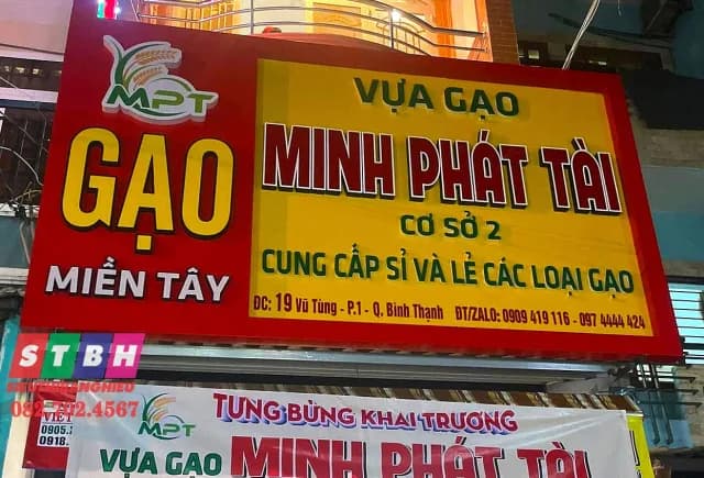 Bảng hiệu alu chữ nổi mica tại Quận Bình Thạnh, nền alu phẳng, chữ mica nổi dễ đọc và bền theo thời gian