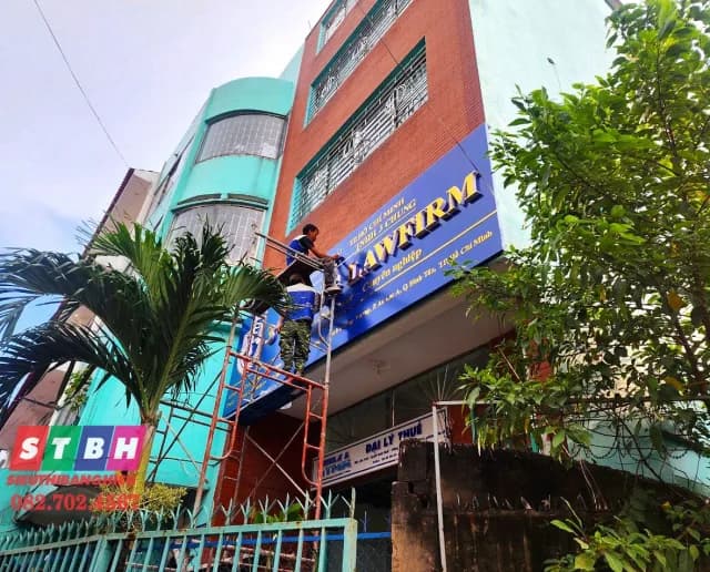 Thi công bảng hiệu 3 Chung Lawfirm tại đường Kinh Dương Vương Quận Bình Tân