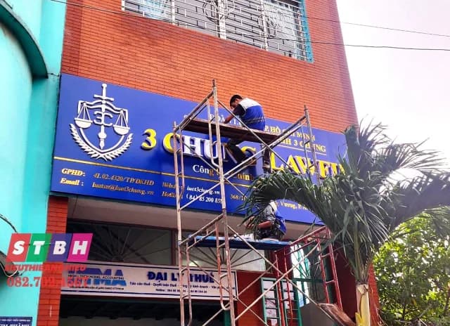 Bảng hiệu công ty luật 3 Chung Lawfirm nền alu xanh chữ nổi vàng