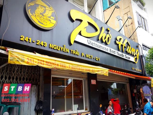 Bảng hiệu alu chữ nổi tại Quận 1 với nền phẳng, chữ nổi mica hoặc inox dễ đọc từ xa