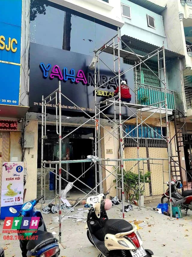 Lắp đặt bảng hiệu YAHANBAM Restaurant tại Trần Hưng Đạo Quận 1