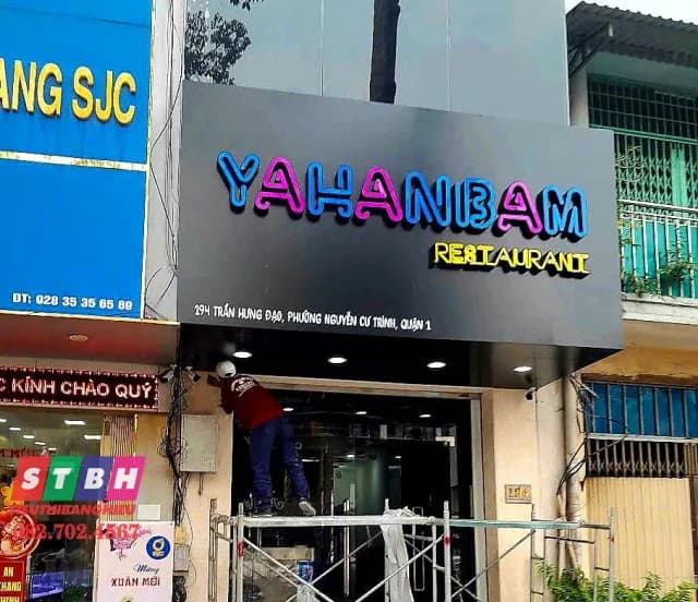 Bảng hiệu nhà hàng YAHANBAM nền alu đen chữ nổi mica LED