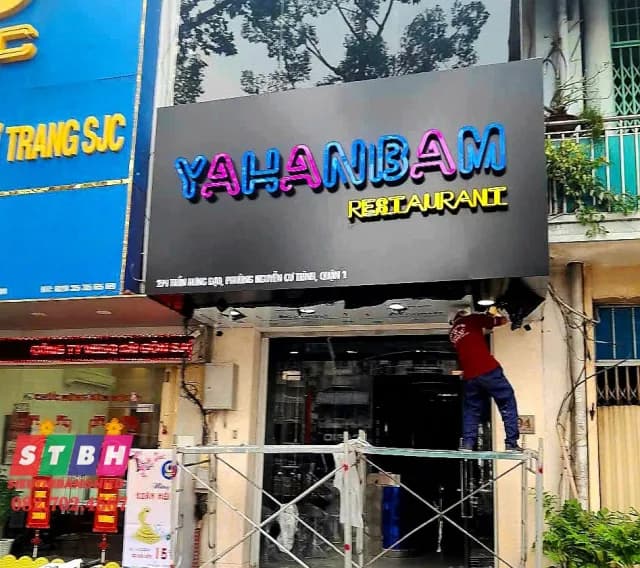 Hoàn thiện bảng hiệu YAHANBAM Restaurant mặt tiền Quận 1