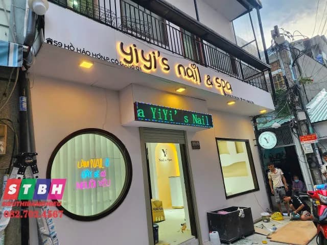 Thi công bảng hiệu Nail Spa YiYi's tại Hồ Hảo Hớn, Quận 1