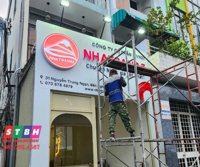 Thi công bảng hiệu Nhatbanaz tại Nguyễn Trung Ngạn, Quận 1