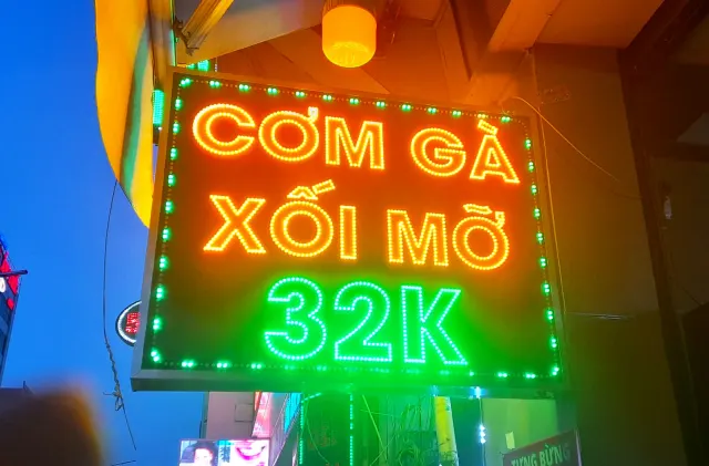 Bảng hiệu LED và bảng vẫy treo vuông góc mặt tiền tại Quận 1, dễ nhận diện từ xa
