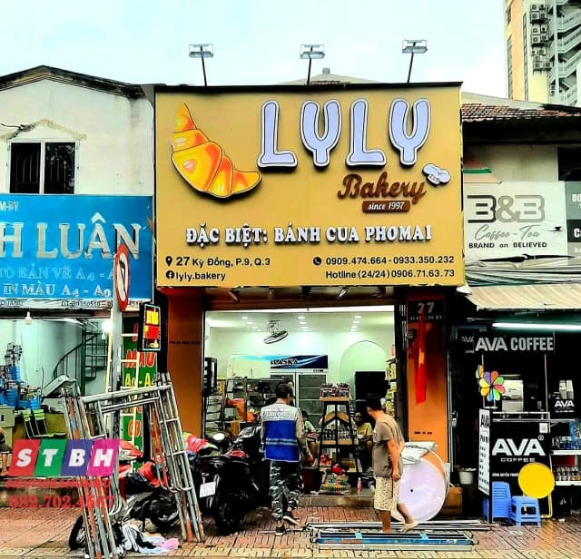 Thi công bảng hiệu Ly Ly Bakery mặt tiền tiệm bánh