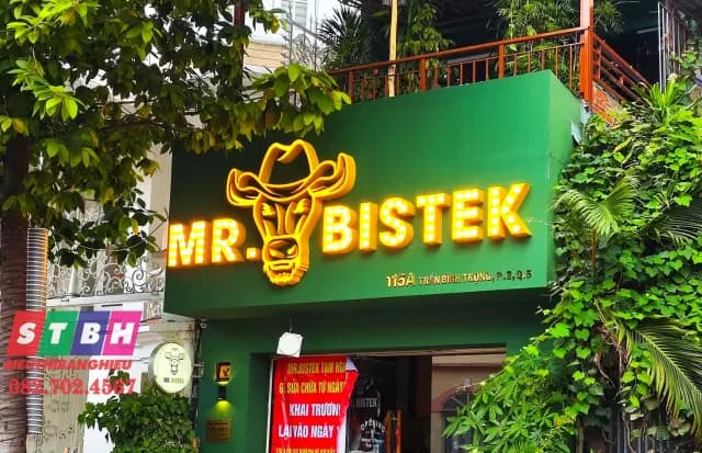 Thi công bảng hiệu Mr. Bistek tại 115A Trần Bình Trọng, Quận 5