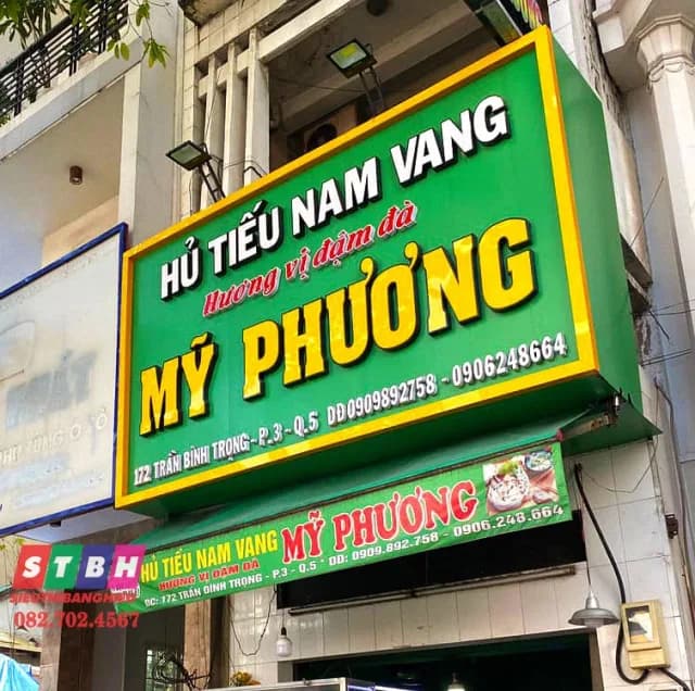 Bảng hiệu alu chữ nổi mica tại Quận 5, bố cục gọn gàng, dễ đọc ngày và đêm