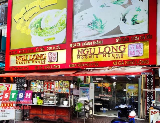 Bảng hiệu song ngữ Việt Hoa tại Quận 5, bố cục cân đối, chữ dễ đọc