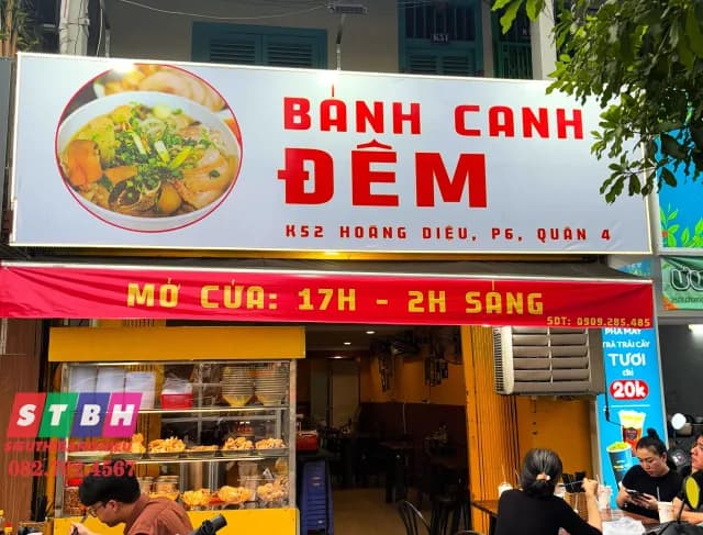 Bảng hiệu hộp đèn mica và hiflex tại Quận 4, ánh sáng đều, dễ nhận diện ban đêm