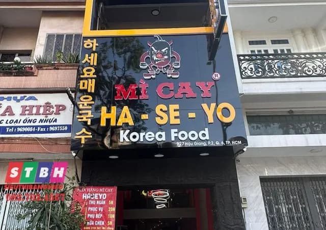 Bảng hiệu alu chữ nổi mica tại Quận 6, bố cục gọn gàng, dễ đọc, phù hợp mặt tiền nhà phố