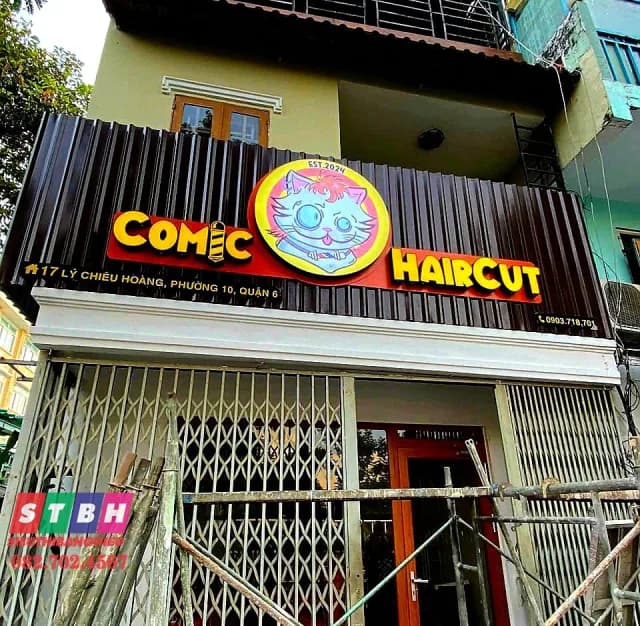Bảng hiệu tiệm tóc Comic HairCut ôm góc nhà Quận 6