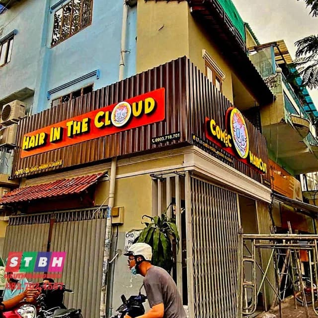Hoàn thiện bảng hiệu Comic HairCut nhà góc hai mặt tiền
