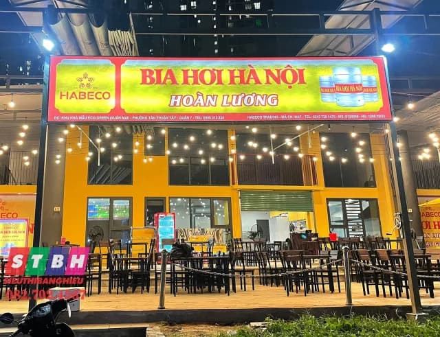 Hộp đèn quảng cáo tại Quận 7, ánh sáng rõ ràng, dễ nhận diện ban đêm trên đường đông xe