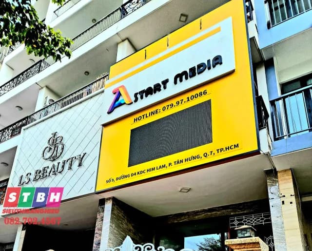 Bảng hiệu công ty A Start Media nền alu vàng chữ nổi mica