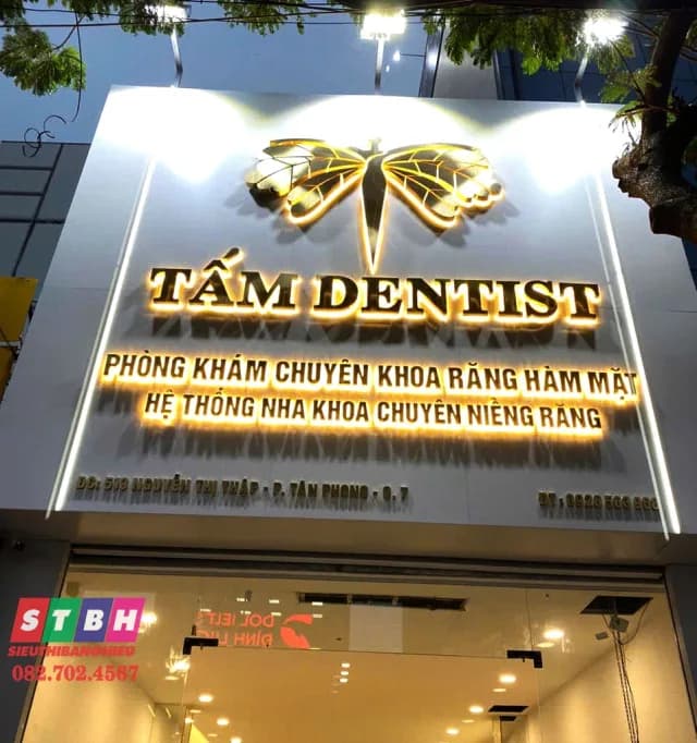 Bảng hiệu chữ inox trắng gương và inox xước tại Quận 7, phù hợp văn phòng và showroom