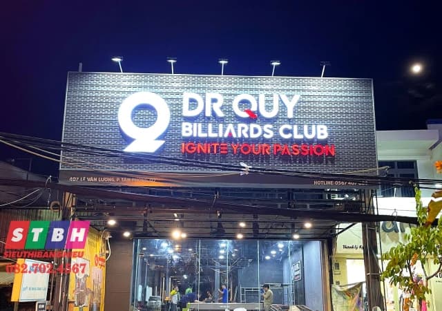 Bảng hiệu chữ nổi mica LED tại Quận 7, ánh sáng đều, phong cách hiện đại cho spa và cửa hàng dịch vụ