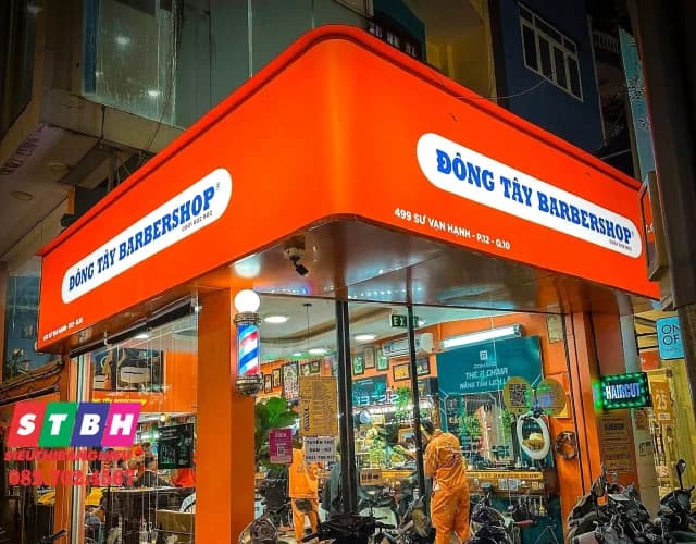 Hộp đèn mặt tiền cửa hàng tại Quận 10, ánh sáng đều, dễ nhận diện