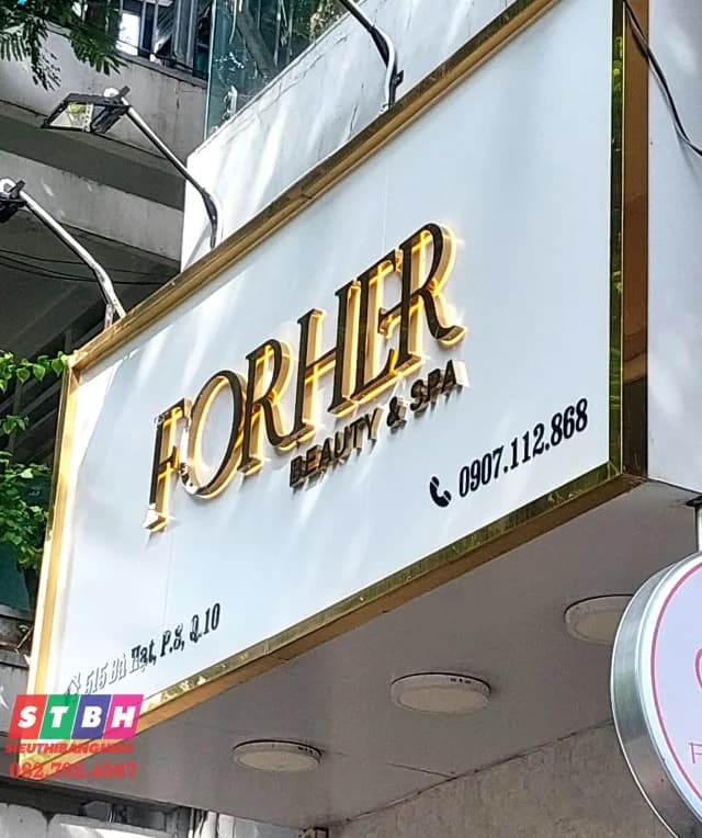 Chữ inox gắn mặt tiền tại Quận 10, phong cách gọn gàng và chuyên nghiệp