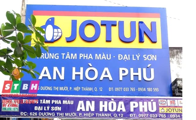 Bảng hiệu alu chữ nổi mica tại Quận 12, mặt tiền nhà phố, dễ nhìn cả ngày lẫn đêm