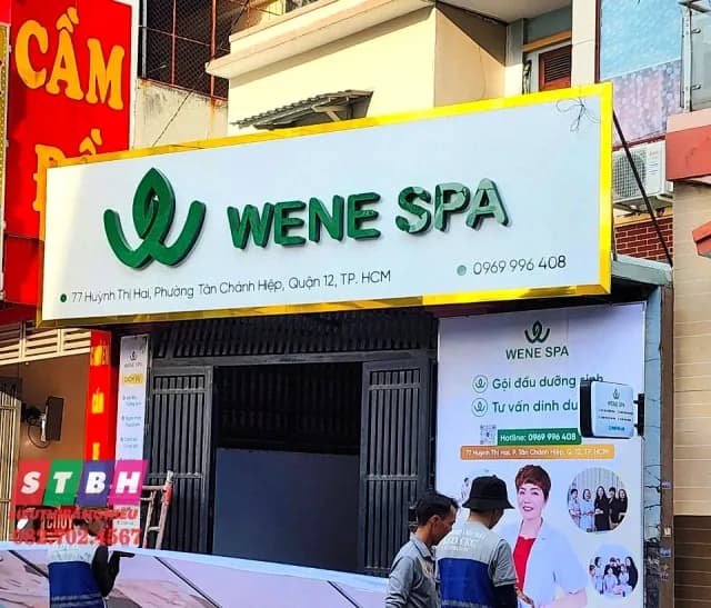 Cận cảnh bảng hiệu Wene Spa nền alu trắng chữ nổi mica